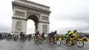 Para pebalap melewati Arc de Triomphe dalam Etape 21 yang berjarak 109.5-km dari Sevres ke Paris Champs-Elysees, Prancis. (26/7/2015). (REUTERS/Stefano Rellandini)