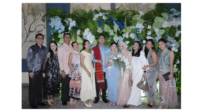Potret Memukau Aurel Hermansyah Pakai Gamis Lace di Lamaran Adik Raditya Dika
