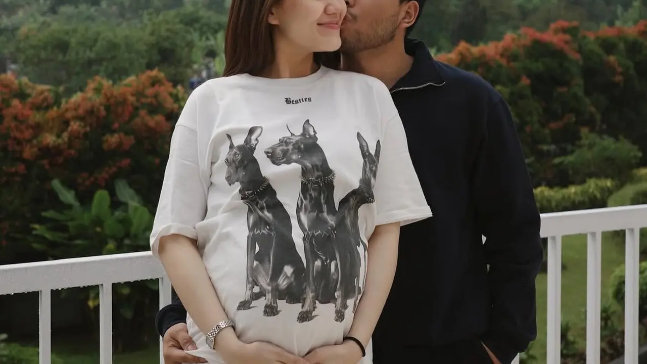 Gaya liburan terbaru Aaliyah Massaid dan Mahalini.