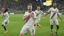 Bayer Leverkusen selamat dari kekalahan lewat gol Josep Stanisic di menit akhir injury time. (AP Photo/Martin Meissner)