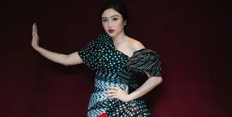 Febby Rastanty kembali hiasi layar lebar dengan membintangi film Seni Memahami Kekasih. Ia pun tampil dengan gaya glamor tapi playful di gala premiere. [@febbyrastanty]