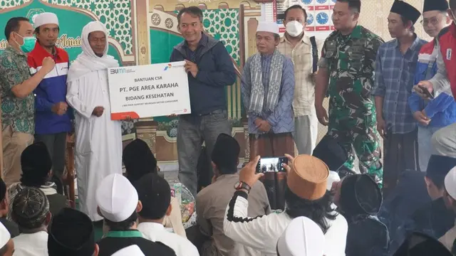 Manager Operasional PGE Karaha, Awaludin bersama Pimpinan Pondok Pesantren Djami'ul Huda pimpinan KH Idin Solahudin dalam sosilisasi penanggulangan DIfteri di desa Sukahurip, Garut, Jawa Barat. (Liputan6.com/Jayadi Supriadin)