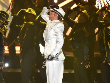 Penyanyi Jennifer Lopez (JLo) saat menyanyikan lagu "Dinero" dalam acara Billboard Music Awards 2018 di Las Vegas, AS (20/5). JLo beraksi dengan bergaya seperti Raja Pop Dunia, mendiang Michael Jackson. (AP Photo/Chris Pizzello)