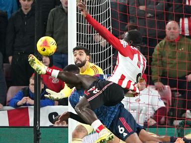Pemain Sunderland, Brian Brobbey, mencetak gol ke gawang Arsenal pada laga Liga Inggris di Stadium of Light, Sabtu (9/11/2025). (Owen Humphreys/PA via AP)
