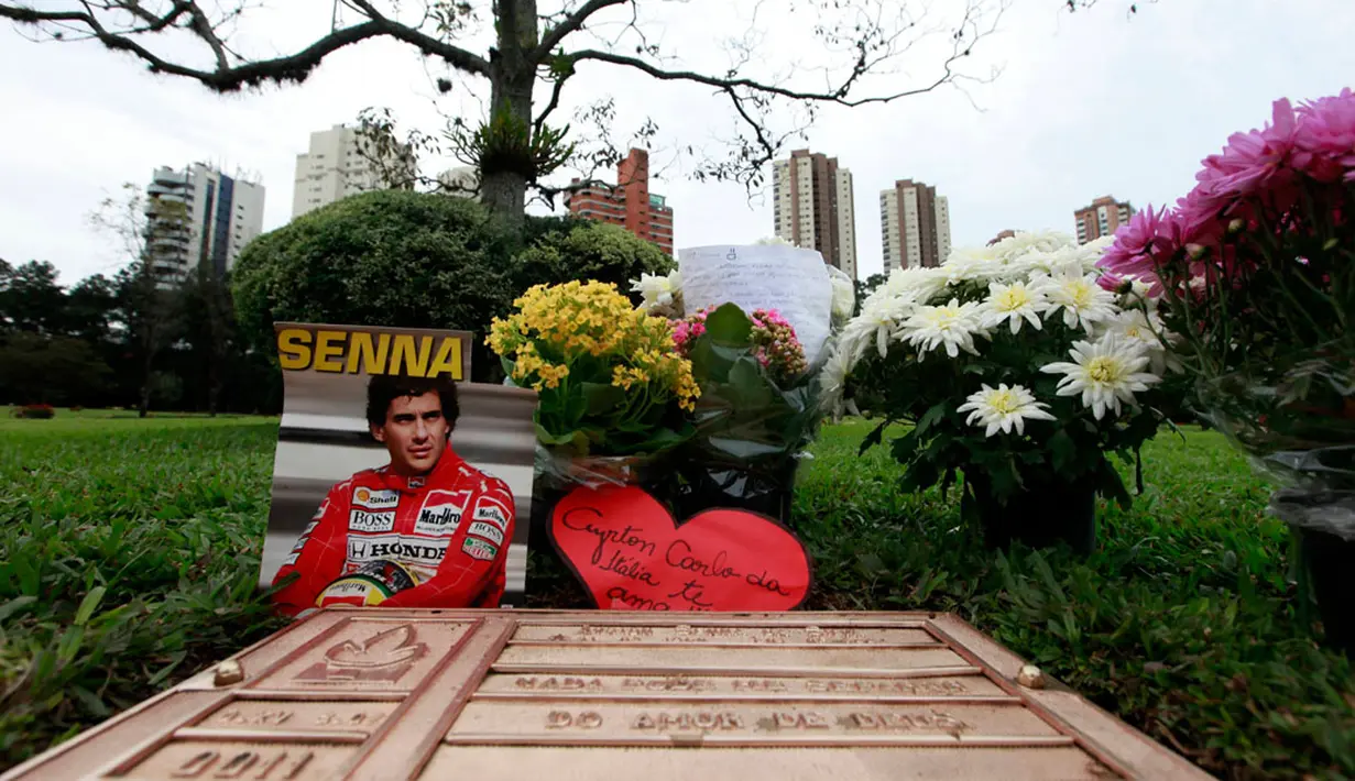 Beberapa karangan bunga menghiasi makam pembalap legendaris F1, Ayrton Senna di Sao Paulo, Brasil. (REUTERS/Paulo Whitaker)