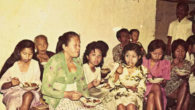 Indonesia tempo dulu sangat terlihat momen kebersamaannya. Belum ada smartphone, anak muda pada zaman tersebut larut dalam kegembiraan Lebaran bersama keluarga.