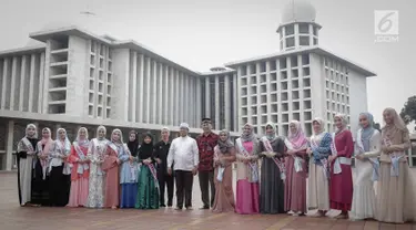 Kepala Protokol Masjid Istiqlal, Abu Hurairah, Corporate Secretary SCM Gilang Iskandar berpose bersama peserta Puteri Muslimah Asia 2018 saat tour Mesjid Istiqlal, Jakarta, Kamis (3/4). (Liputan6.com/Faizal Fanani)