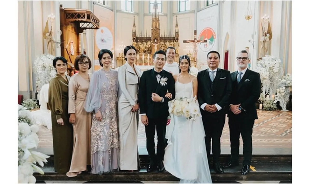 6. 3 Juni menjadi hari yang membahagiakan bagi Eva Celia dan Demas Narawangsa. Pada tanggal tersebut, keduanya mengucap janji sehidup semati di Gereja Katedral, Jakarta Pusat. Sebelum memutuskan menikah, anak Sophia Latjuba itu telah menjalin hubungan dengan Demas sejak tahun 2017. Pernikahan ini dilangsungkan sangat privat dan hanya dihadiri keluarga kedua mempelai. [Instagram/indralesmana]