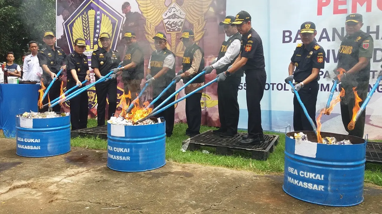 Bea Cukai Sulbagsel Musnahkan Miras dan Rokok Ilegal Senilai 9,29 M (Liputan6.com/ Eka Hakim)