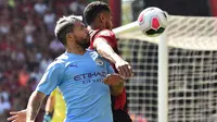 Striker Manchester City, Sergio Aguero, menyundul bola saat melawan Bournemouth pada laga Premier League 2019 di Stadion Vitality, Minggu (25/8). Manchester City menang 3-1 atas Bournemouth. (AFP/Glyn Kirk)