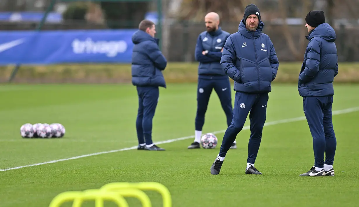 Pelatih Chelsea, Graham Potter (kedua kanan) berbicara dengan anggota staf pelatihnya selama sesi latihan tim di fasilitas latihan Chelsea di Cobham di Stoke D'Abernon, London (6/3/2023). Borussia Dortmund hanya butuh hasil imbang untuk memastikan ke babak perempatfinal Liga Champions.(AFP/Glyn Kirk)
