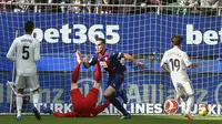 Gelandang Eibar, Gonzalo Escalante, merayakan gol yang dicetaknya ke gawang Real Madrid pada laga La Liga di Stadion Ipurua, Eibar, Sabtu (24/11). Eibar menang 3-0 atas Madrid. (AFP/Ander Gillenea)