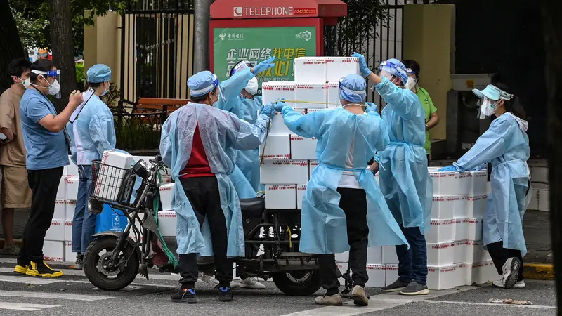 FOTO: Potret Pekerja Pengantar Barang Saat Lockdown di Shanghai