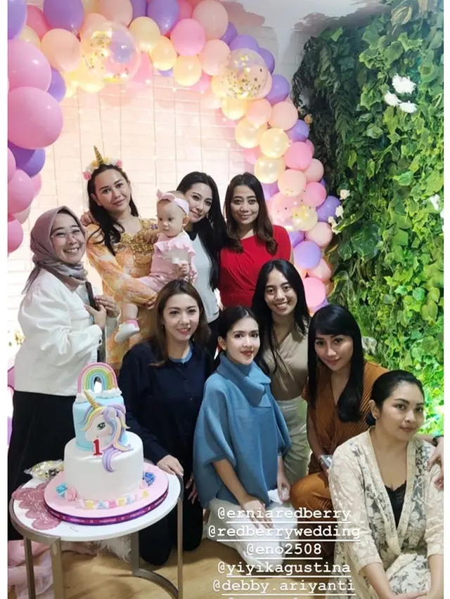 6 Momen Ulang Tahun Pertama Anak Aura Kasih, Dirayakan Terpisah dengan Suami