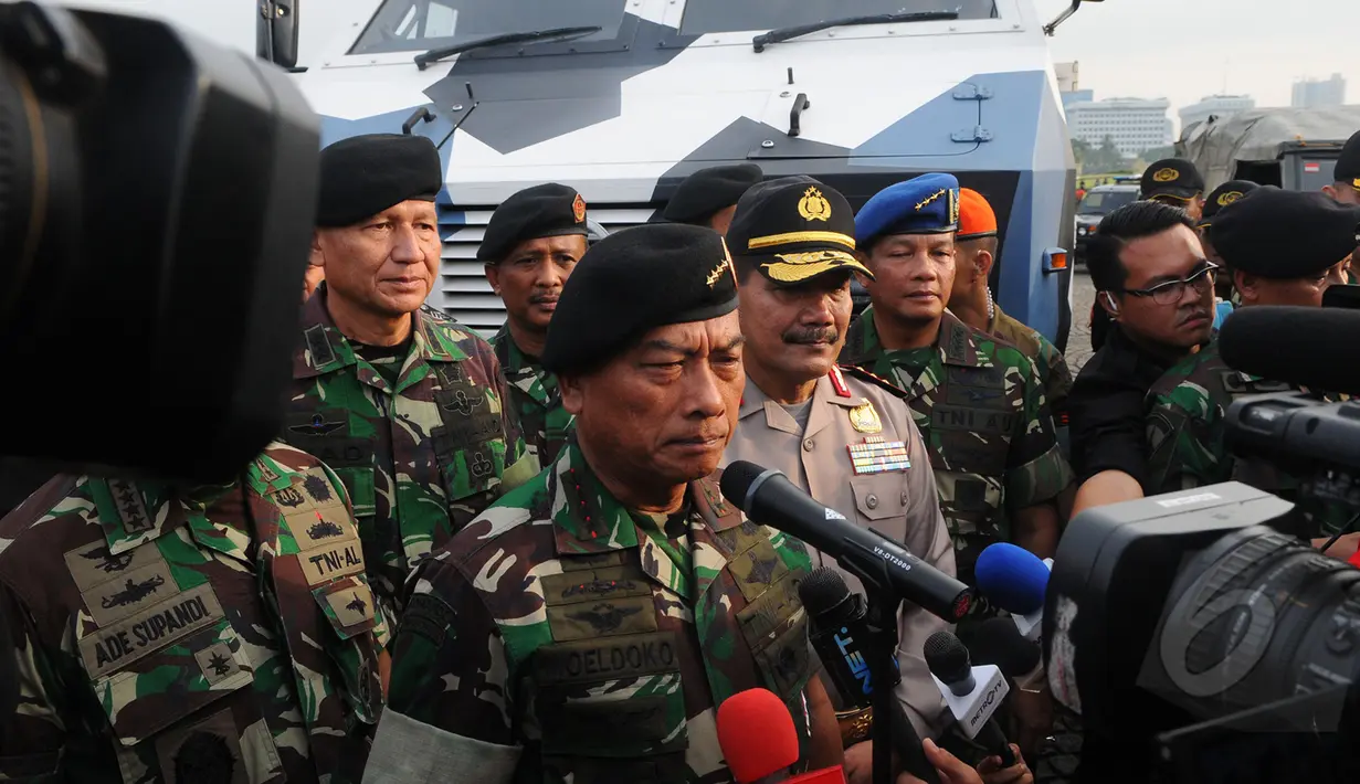 Panglima TNI Jenderal TNI Moeldoko saat ditanya awak media saat apel gelar pasukan pengamanan KAA di kawasan Monas, Jakarta, Rabu (15/4/2015). KAA ke-60 akan berlangsung pada 18-24 April 2015 di Jakarta dan Bandung. (Liputan6.com/Herman Zakharia)