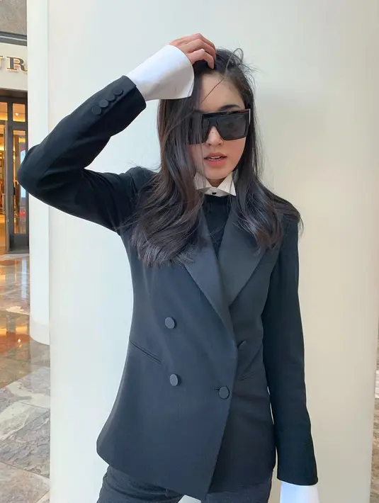 Padu padan blazer, vest, kemeja, dan skinny jeans ala Nong Poy jadi terlihat lebih chic dengan tambahan kacamata hitam sebagai aksesori. [@poydtreechada]