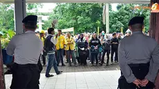 Pendemo berhadapan dengan polisi. (Liputan6.com/Danu Baharuddin)