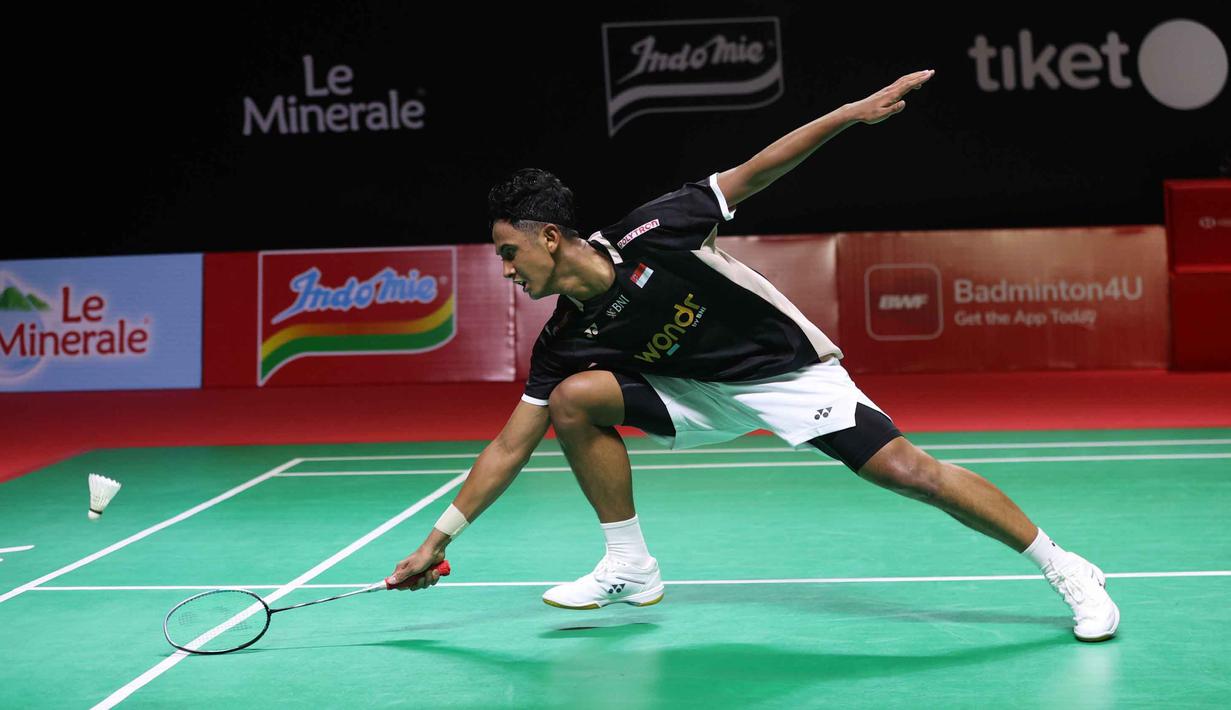 Tertinggal, Alwi Farhan bangkit dan berhasil bermain konsisten sekaligus mengamankan set kedua dan ketiga. Tampak dalam foto, pebulu tangkis tunggal putra Indonesia, Alwi Farhan saat berlaga melawan wakil China, Wang Zheng Xing, pada babak 16 besar Indonesia Masters 2026 di Istora Gelora Bung Karno, Senayan, Jakarta, Kamis (22/1/2026). (Bola.com/M Iqbal Ichsan)