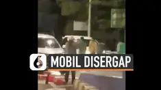 Aksi penembakan warnai penyergapan sebuah mobil yang dilakukan petugas polisi di gerbang tol Probolinggo Jawa Timur hari Selasa (23/3). Pelaku adalah komplotan pencuri kendaraan yang beroperasi di Malang dan Pasuruan.