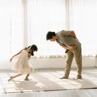 Ilustrasi ayah dan anak bahagia/copyright shutterstock.com/zEdward_Indy&nbsp;
