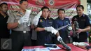 Direktur Tindak Pidana Narkoba Brigjen Pol Anjan Pramuka Putra (kedua kiri) menunjukan barang bukti narkoba jenis sabu senilai Rp. 8 M saat rilis di Gedung Dirnarkoba Bareskrim, Cawang, Jakarta, Kamis (12/11/2015). (Liputan6.com/Gempur M Surya)