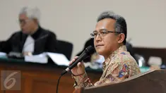Terdakwa dugaan suap panitera dan hakim PTUN Medan Tripeni Irianto Putro saat sidang lanjutan di Pengadilan Tipikor Jakarta, Kamis (12/11). Tripeni mengaku menerima sejumlah uang dari OC Kaligis melalui M Yagari Bhastara Guntur (Liputan6.com/Helmi Afandi)