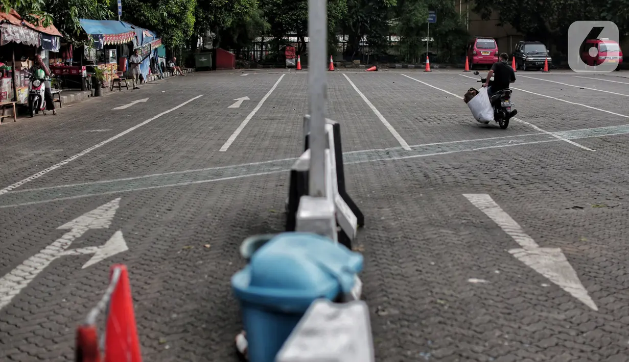 Susana pintu depan Ragunan yang tutup di Jakarta, Senin (25/5/2020). Pada musim libur lebaran Taman Margasatwa Ragunan yang biasa ramai pengunjung masih tutup karena masih dalam masa pemberlakuan Pembatasan Sosial Berskala Besar (PSBB). (Liputan6.com/Johan Tallo)