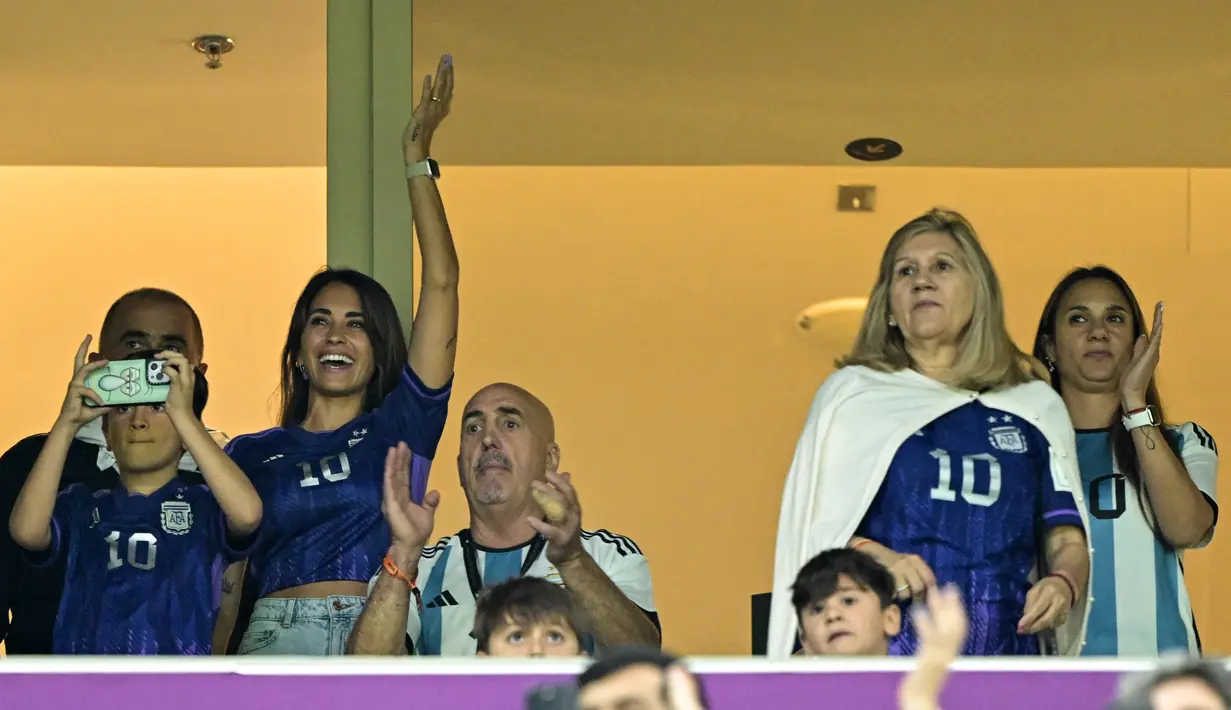 Istri penyerang Argentina Lionel Messi, Antonela Roccuzzo (kedua kiri), ibunya Celia Maria Cuccittini (kedua kanan) dan dua putranya, Thiago (kiri) dan Ciro (ketiga kanan) menunggu Pertandingan semifinal Piala Dunia 2022 antara Argentina melawan Kroasia di Stadion Lusail di Lusail, Doha, Rabu (14/12/2022).  Argentina menang atas Kroasia 3-0. (AFP/Juan Mabromata)