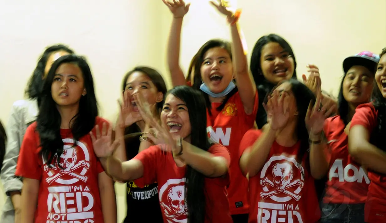 Beberapa suporter Manchester United bersorak saat menyaksikan kemenangan The Red Devil saat berlaga kontra Liverpool pada acara nonton bareng di Tanah Kusir, Jakarta (14/12/2014). (Liputan6.com/Helmi Fithriansyah)