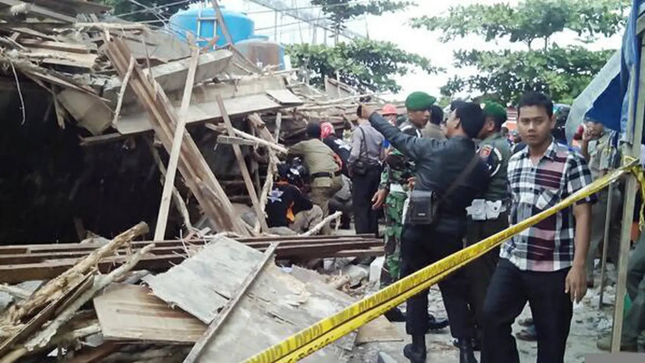 Bangunan Ruko di Samarinda Roboh, Puluhan Orang Diduga Tertimbun