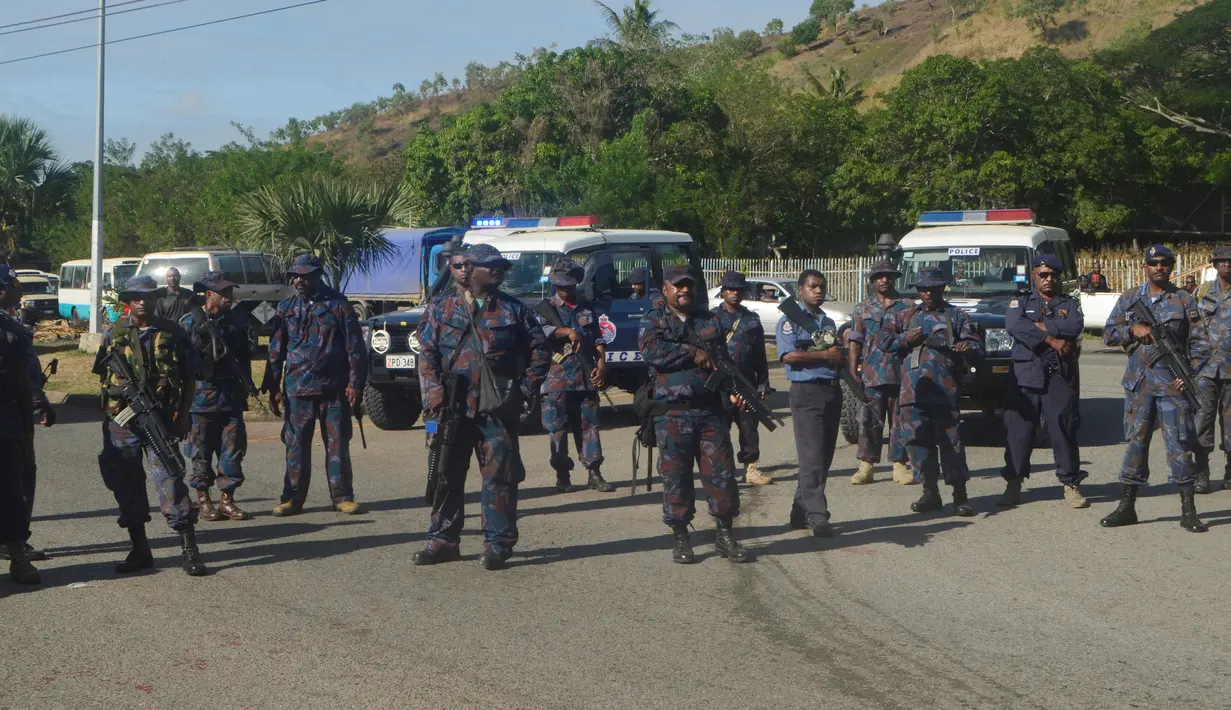 Aparat kepolisian Papua Nugini melakukan pengamanan saat demonstrasi mahasiswa University of Papua New Guinea, di Port Moresby, Rabu (8/6).  Puluhan mahasiswa terluka karena ditembaki polisi saat menuntut PM Peter O’Neill lengser. (PNGFM News/REUTERS)