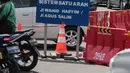 Papan informasi terpasang saat uji coba sistem satu arah di Jalan KH Wahid Hasyim, Jakarta, Selasa (9/10). Selain itu, sistem satu arah dapat mengintegrasikan lalu lintas jalan Kebon Sirih yang sudah lebih dulu satu arah. (Liputan6.com/Faizal Fanani)