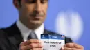 Luis Figo sedikit tertegun memegang kartu draw yang bertuliskan nama mantan   klubnya, Real Madrid, saat undian laga semifinal Liga Champions di markas UEFA di Nyon   pada Jumat 11 April 2014. (AFP PHOTO/FABRICE COFFRINI)