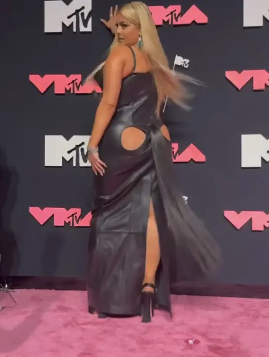 Bebe Rexha mengenakan gaun kulit hitam dengan cone bustier dan cut out di bagian belakang lengkap dengan ekornya. [@vmas]