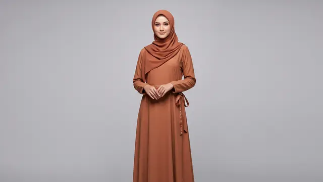 Gamis dengan Aksen Pita Samping