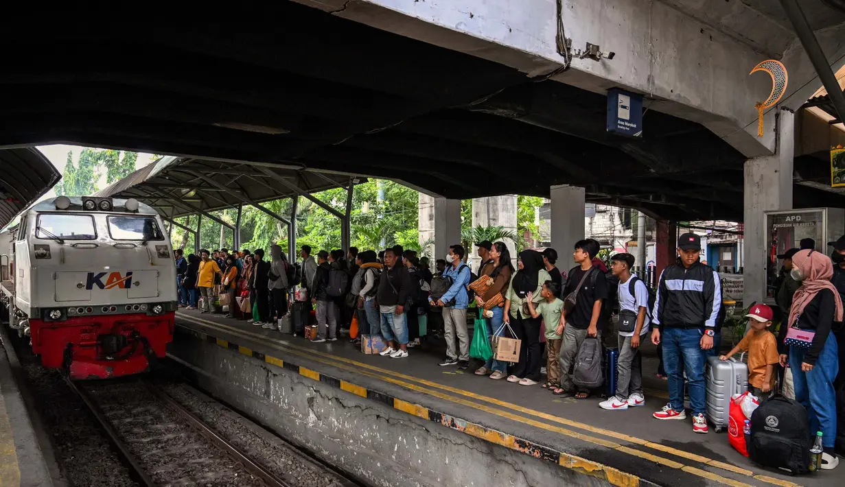 PT Kereta Api Indonesia (KAI) Daop 8 Surabaya mencatat bahwa hari Jumat (28/3/2025) merupakan puncak arus mudik masyarakat yang menggunakan moda transportasi kereta api. (JUNI KRISWANTO/AFP)