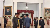 Menteri Koordinator Bidang Kemaritiman dan Investasi Luhut Binsar Pandjaitan memberikan salam hormat kepada Presiden Joko Widodo atau Jokowi saat bertemu di Istana Negara Jakarta, Rabu (29/11/2023). (Liputan6.com/ Lizsa Egaham)