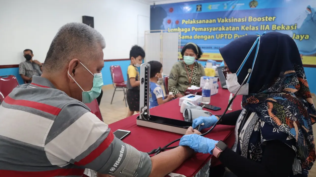 Percepatan vaksinasi di Kota Bekasi terus digenjot seiring meningkatnya kasus Covid-19 varian Omicron.