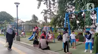 Anak-anak bermain di Alun-Alun Kota Bogor, Jawa Barat, Senin (26/9/2022). Dulunya Alun-alun Kota Bogor bernama Taman Wihelmina, setelah itu sempat berubah fungsi menjadi terminal dan Taman Ade Irma Suryani. (Liputan6.com/Magang/Aida Nuralifa)