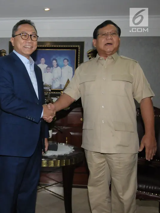 Ketua MPR yang juga Ketua Umum PAN, Zulkifli Hasan (kiri) bersalaman dengan Ketua Umum Partai Gerindra Prabowo Subianto di Rumah Dinas Ketua MPR, Jakarta, Senin (25/6). Pertemuan membahas permasalahan Pilkada 2018. (Liputan6.com/Helmi Fithriansyah)