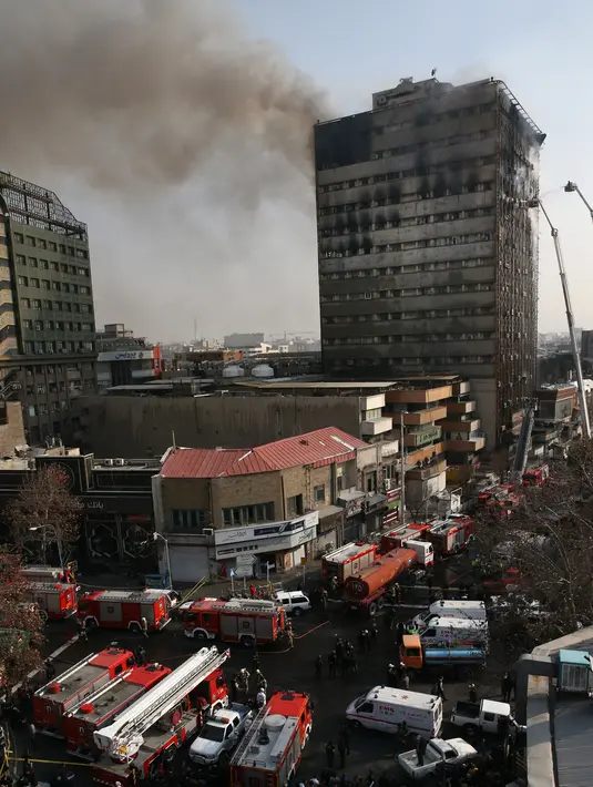 Asap hitam membumbung dari gedung pencakar langit tertua Iran, gedung Plasco, di pusat kota Teheran, Kamis (19/1). Gedung Plasco yang dibangun pada dekade 1960 adalah bangunan tinggi dan pusat perbelanjaan pertama di Teheran. (AP Photo/Vahid Salemi)