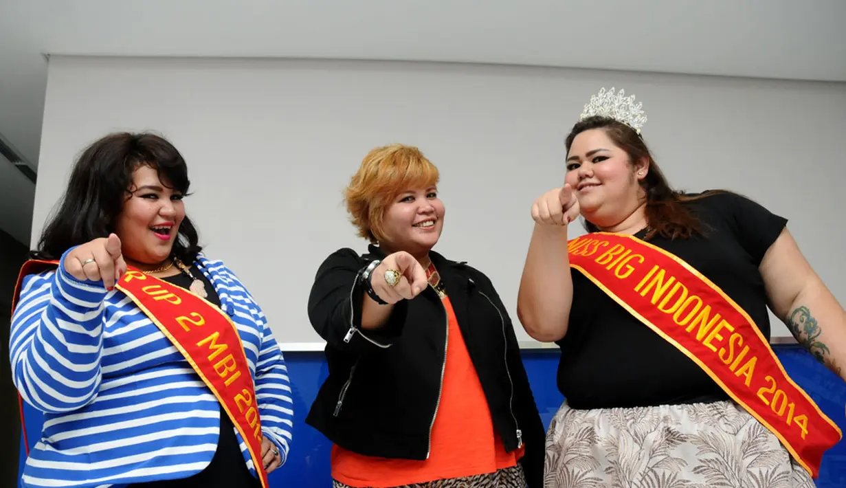 Jelita Clarisa Ramlan (kanan), berpose bersama Runner Up Miss Big Indonesia 2014, Deliza Magdalia Faruwu (kiri), di kantor Liputan6.com, (16/7/2014). (Liputan6.com/Helmi Fithriansyah)