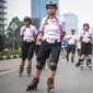 Sejumlah polisi berpatroli dengan memakai sepatu roda di area Car Free Day, di Bundaran HI, Jakarta, Minggu (3/5/2015). Patroli polisi ini dilakukan untuk menjaga ketertiban serta keamanan bagi warga yang berolahraga. (Liputan6.com/Faizal Fanani)
