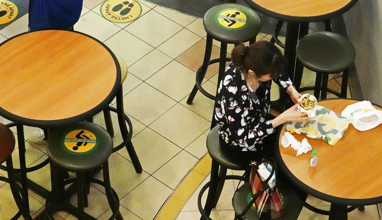 Pusat perbelanjaan menerapkan langkah social distancing dengan memberikan label "Mohon jangan duduk di sini" di area tempat duduk di wilayah Bugis Singapura pada 28 Maret 2020. Pemerintah Singapura akan memenjarakan warga yang melanggar aturan jarak aman sejauh 1 meter. (Xinhua/Then Chih Wey)