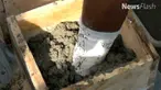 Petani pegunungan Kendeng kembali berunjuk rasa terkait operasional pabrik semen di Rembang, Jawa Tengah. Mereka memasung kaki dengan semen.