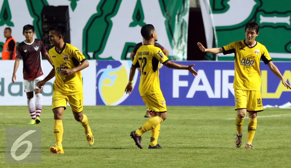 Pemain Mitra Kukar, Fikri Akbar memberi salam kepada Oh Inkyun yang berhasil mencetak gol ke gawang Persegres GU saat turnamen Piala Presiden 2017 di Stadion Maguwoharjo, Sleman, Sabtu (4/2). Mitra Kukar unggul 1-0. (Liputan6.com/Helmi Fithriansyah)