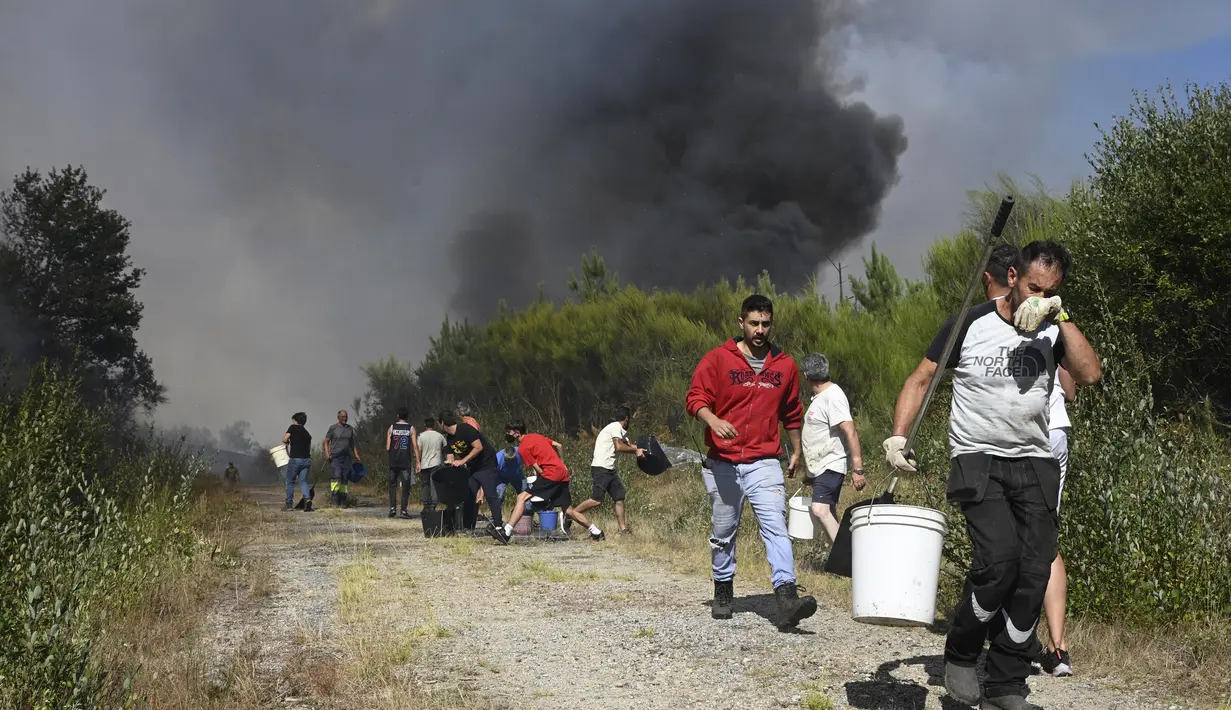 Upaya pemadaman juga dilakukan lewat jalur udara. Pesawat pengebom air dari Belanda segera bergabung. Sebelumnya, Prancis dan Italia telah mengirim pesawat pemadam kebakaran ke pangkalan udara dekat Salamanca untuk membantu upaya pemadaman. (MIGUEL RIOPA/AFP)