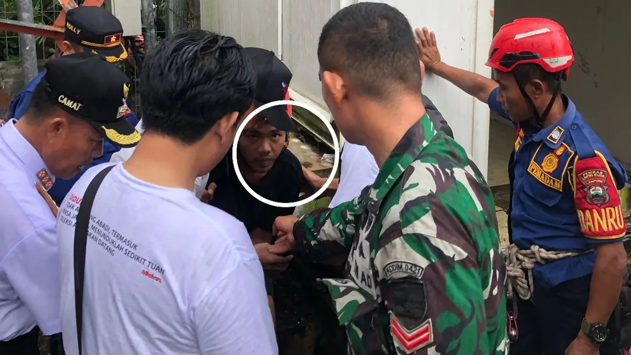 Proses evakuasi terduga pencuri kabel tembaga tower telekomunikasi yang bertahan di atas tower lantaran takut dihajar massa.