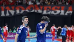 Pemain Timnas Futsal Jepangm Shoto Yamanaka tak kuasa menahan tangis setelah kalah dari Timnas Indonesia dalam laga semifinal Piala Asia Futsal 2026 di Indonesia Arena, Senayan, Jakarta, Kamis (05/02/2026). (Bola.com/Bagaskara Lazuardi)
