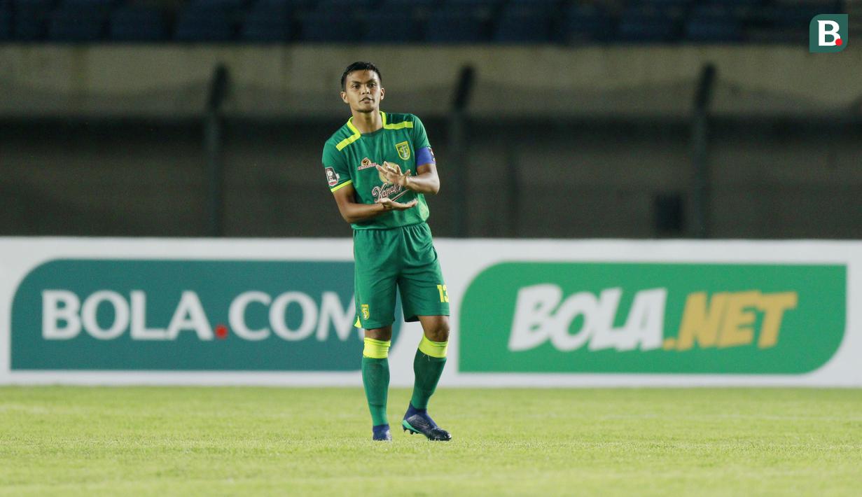 Rachmat Irianto - Pemain asli Surabaya ini adalah anak dari legenda Bajul Ijo, Bejo Sugiantoro. Jebolan tim Indonesia Muda Surabaya ini kini menjabat sebagi kapten di sepanjang gelaran Piala Menpora 2021. (Bola.com/M Iqbal Ichsan)